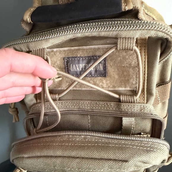 Maxpedition remora gearsling Khaki Bag. Lots of pockets and holders. Euc. - Picture 3 of 8